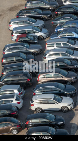 Hannover, 13. Oktober, 2018: Parken Autos hinter dem Schießstand in zwei parallelen Reihen Stockfoto