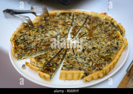 Nahaufnahme von Quiche Lorraine mit Spinat Stockfoto