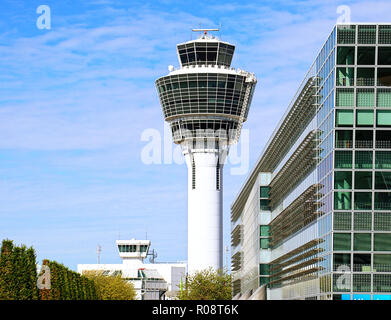 München, Deutschland - 27. August 2018 - Internationaler Flughafen München, Air traffic control tower Stockfoto