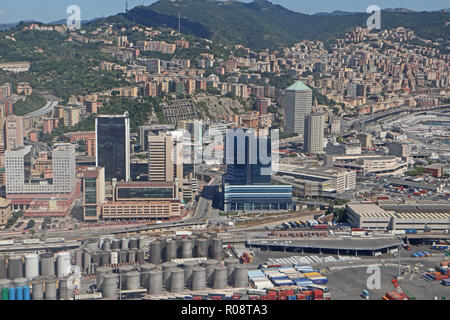 Genua, Italien - 27 AUGUST 2018 Italien, Luftaufnahme von Genua industriellen Strukturen auf den Hafen, die wichtigsten italienischen Hafenstadt, mit dem Matitone (Big penc Stockfoto