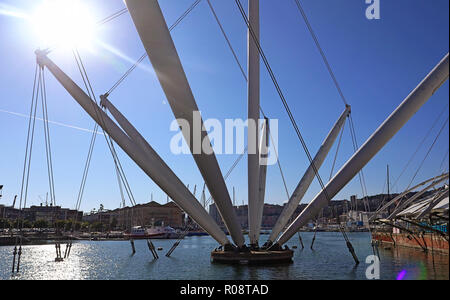 Genua, Italien - 27 AUGUST, 2018 Porto Antico, dem antiken Hafen von Genua mit Boote und die imposanten Struktur der Bigo, einen Aufzug mit einem Stockfoto