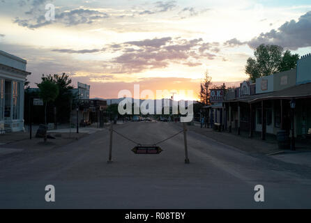 TOMBSTONE, Arizona, USA - 12. JULI 2009: Allen Straße in Tombstone, Arizona bei Sonnenuntergang. Allen Street ist eine berühmte Touristenattraktion. Stockfoto