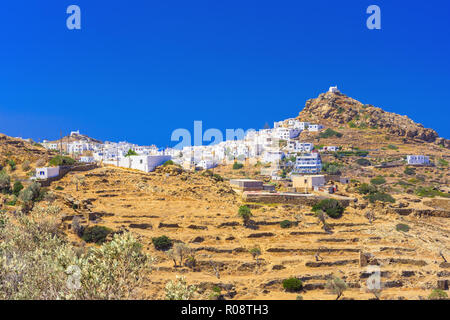 Traditionelle Häuser, Windmühlen und Kirchen auf der Insel Ios, Kykladen, Griechenland. Stockfoto