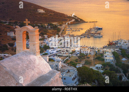 Traditionelle Häuser, Windmühlen und Kirchen auf der Insel Ios, Kykladen, Griechenland. Stockfoto