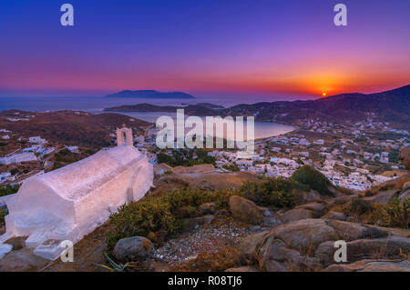 Traditionelle Häuser, Windmühlen und Kirchen auf der Insel Ios, Kykladen, Griechenland. Stockfoto