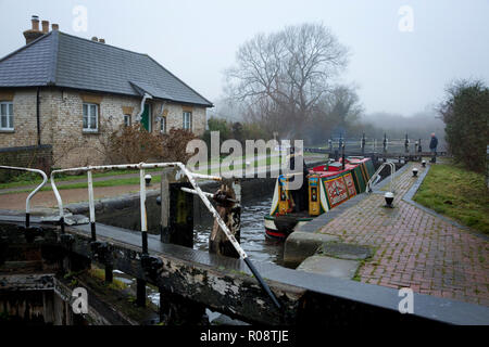 Traditionelle 15-04 im Schloss auf dem Grand Union Canal in Richtung Norden am frühen Morgen bei Hunton Bridge, in der Nähe der Leavesden, Hertfordshire, England Stockfoto