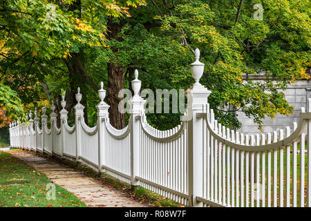 Charmante New England Lattenzaun mit Herbstlaub, Bennington, Vermont, USA. Stockfoto