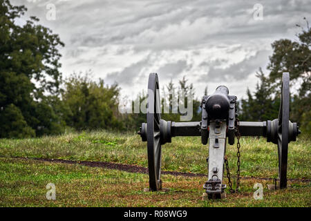 Eine lange Stille Bürgerkrieg Kanone sitzt in einem Virginia Feld. Stockfoto