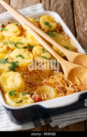 Hausgemachten Auflauf von Sauerkraut mit Kartoffeln, Speck und Käse Nahaufnahme auf dem Tisch. Vertikale Stockfoto