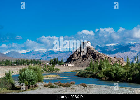 Stakna Gompa, einem der schönsten Klöster in Ladakh, liegt auf einem Hügel hoch über dem Fluss Indus gebaut. Stockfoto