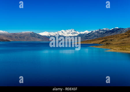 Schneebedeckte Berge, die sich hinter dem tiefblauen Wasser von Tso Moriri, 4,595 m über dem Meeresspiegel in Changtang Bereich befindet. Stockfoto