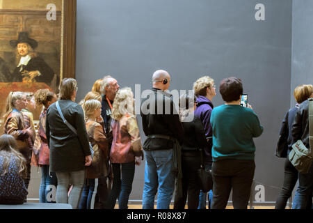 Touristen im Inneren des Rijks Museum in Amsterdam Die Niederlande 2018 Stockfoto