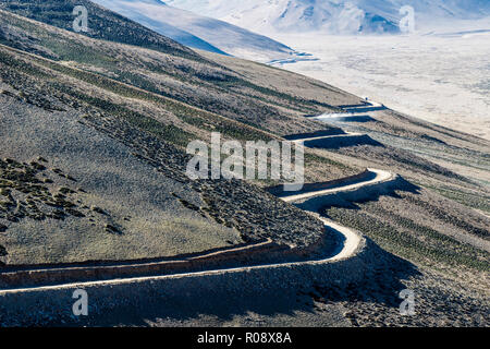 Eine kurvenreiche Straße bis zum Taglang La (5.325 m), den höchsten Pass auf dem manali-leh Highway. Stockfoto