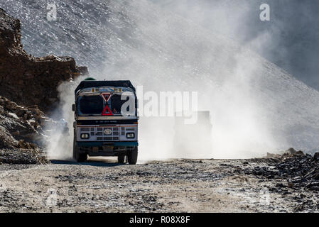 Lkw Fahren auf der staubigen Straße bis zum Taglang La (5.325 m), den höchsten Pass auf dem manali-leh Highway. Stockfoto