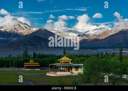 Die neue Norbulingka, der Sommerpalast Seiner Heiligkeit, des Dalai Lama, ist in der Nähe des Flusses Indus in Choglomsar, 10 km von Leh entfernt. Der stok Kangri Stockfoto