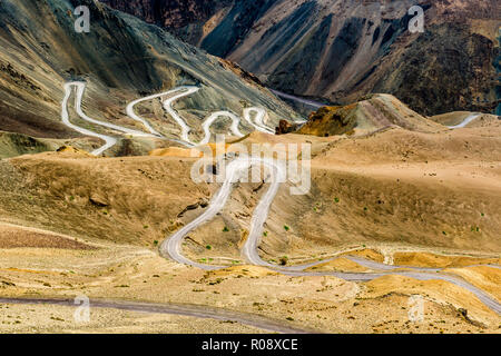 Eine kurvenreiche, gefährliche Teil der Autobahn von Lamayuru auf einer Höhe von 3.500 m über dem Meeresspiegel zum Indus Tal Stockfoto