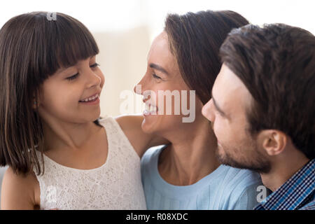 Close up lächelnd vielfältige Familie mit kleinen Tochter Stockfoto