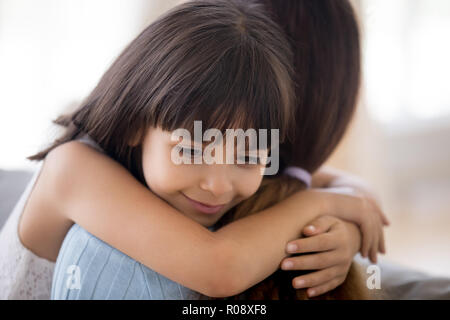 Aufrichtige Tochter umarmen Mutter Liebe und Hingabe Stockfoto