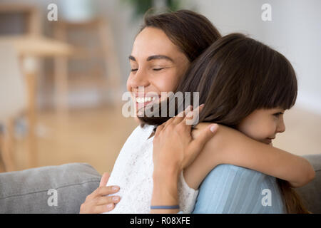 Candid Mutter umarmt Tochter Liebe und Hingabe Stockfoto
