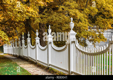 Charmante New England Lattenzaun mit Herbstlaub, Bennington, Vermont, USA. Stockfoto