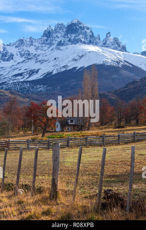 Mit dem Herbst Farben an den Bäumen, einer Hütte in der Nähe von Cerro Castillo Berg entlang der Patagonischen Austral Rute in Chile Stockfoto