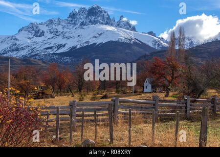 Mit dem Herbst Farben an den Bäumen, einer Hütte in der Nähe von Cerro Castillo Berg entlang der Patagonischen Austral Rute in Chile Stockfoto