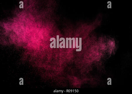 Abstrakt rot und rosa Farbe Holi. Abstrakt rot und rosa Pulver Explosion auf schwarzen Hintergrund. Stockfoto