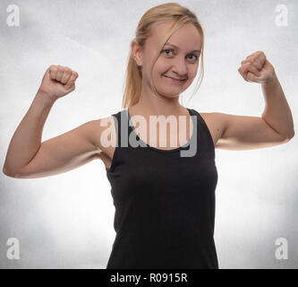 Junge Frau in schwarz Tank Top mit Kurzhanteln Stockfoto