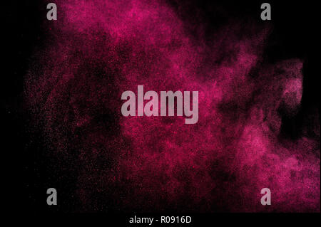 Abstrakt rot und rosa Farbe Holi. Abstrakt rot und rosa Pulver Explosion auf schwarzen Hintergrund. Stockfoto