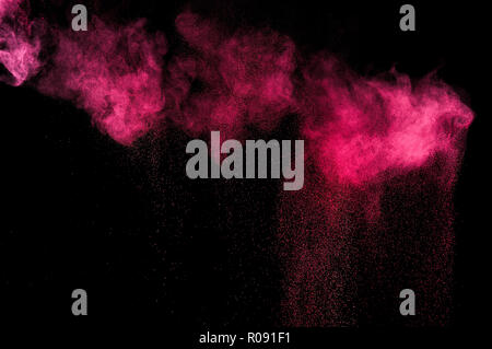 Abstrakt rot und rosa Farbe Holi. Abstrakt rot und rosa Pulver Explosion auf schwarzen Hintergrund. Stockfoto