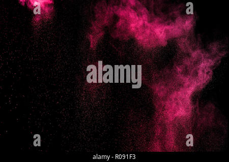 Abstrakt rot und rosa Farbe Holi. Abstrakt rot und rosa Pulver Explosion auf schwarzen Hintergrund. Stockfoto