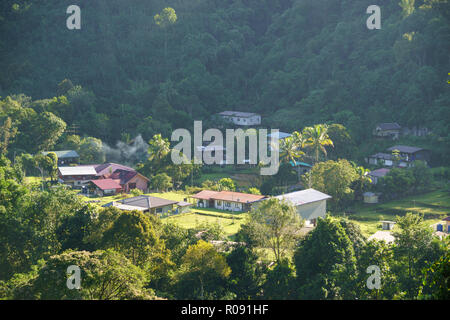 Typische Blick auf Dorf- oder Kampung in hügeligen Inneren von Sabah Malaysia Borneo genannt. Stockfoto