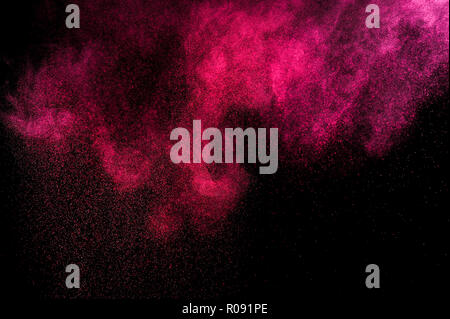 Abstrakt rot und rosa Farbe Holi. Abstrakt rot und rosa Pulver Explosion auf schwarzen Hintergrund. Stockfoto