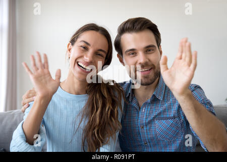 Kopf schoss Frau und Mann winkende Hände an der Kamera auf der Suche Stockfoto