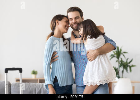 Glückliche Familie ständigen Umarmen im Wohnzimmer Stockfoto