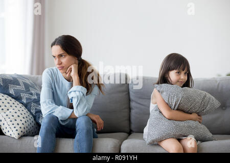 Tochter und Mutter nach Streit sitzen auf der Couch Stockfoto