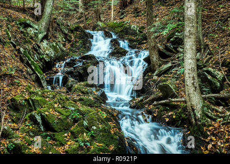 Mountain Stream Kaskaden über hinter Felsen, Vermont, USA. Stockfoto