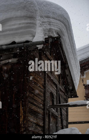 Menschen in Ski Resort Village von Schnee in Europa im Winter abgedeckt. Natur und Architektur Hintergrund Stockfoto