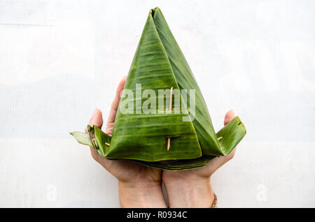 Zwei Hände, die NASI PUYUNG Gericht in Kuta, Lombok Stockfoto