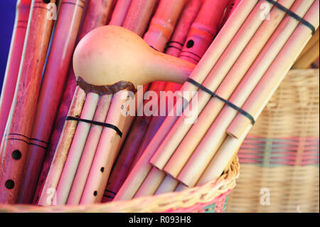 Handwerk des Behälters, souviner, Musik intrument aus Rattan und Bambus in Sabah Malaysia Borneo vorgenommen. Stockfoto