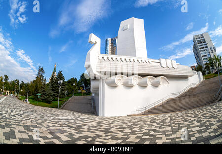 Samara, Russland - 15. September 2018: Fisheye View auf der Denkmal 'Boot' in der Form einer weißen Schiff mit Segel an der Stadt Ufer der Wolga in Su Stockfoto