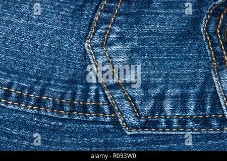 Blue Denim so nah gesehen, mit einer Tasche, Nähte und Texturen. Stockfoto