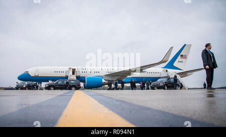 Der Vizepräsident der Vereinigten Staaten Michael R. Pence kommt an der 179th Airlift Wing, Mansfield, Ohio, Okt. 31, 2018. (U.S. Air National Guard Foto von Kapitän Paul Stennet/Freigegeben) Stockfoto