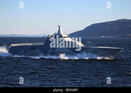 181030-N-N 0101-982 TRONDHEIM FJORD, Norwegen (Okt. 2010) 30, 2018) Die schwedische Marine corvette HSwMS Nyköping (K34) Transite Trondheim Fjord in Norwegen, Oktober 30, 2018, als Teil der NATO-Übung Trident Zeitpunkt 2018. Trident Zeitpunkt ist einer der größten NATO-Übungen in den letzten Jahren mit rund 50.000 Mitarbeitern, 250 Flugzeuge, 65 Schiffe und mehr als 10.000 Fahrzeuge. (U.S. Marine Foto von Lt.Cmdr. Pedro Miguel Ribeiro Pinhei/Freigegeben) Stockfoto