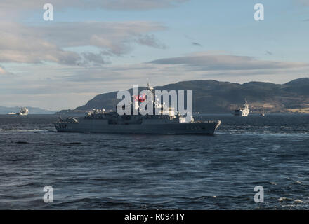 Türkische Marineschiff ORUCREIS von der Brücke von Her Majesty's Canadian Ship (Hmcs) VILLE DE QUÉBEC und andere NATO-Kriegsschiffe während des Segelns innerhalb der Trondheim Fjord während der Übung Trident Zeitpunkt 18. Am 30. Oktober 2018. (Foto durch Master Corporal Andre Maillet) Stockfoto