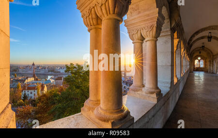 Budapest, Ungarn - Luftbild Panoramablick auf die Skyline bei Sonnenaufgang von Buda Bezirk mit dem Parlament Ungarns im Hintergrund Stockfoto