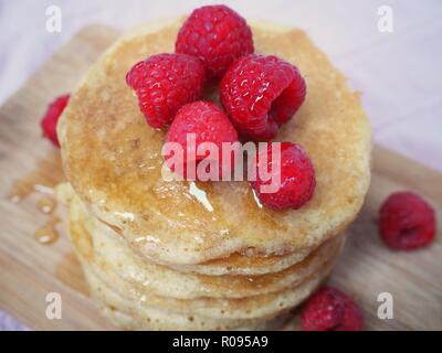 Hausgemachte flauschige Pfannkuchen mit Himbeeren, foodblog, Food Styling, amerikanische Pfannkuchen, Crepes, Dessert, Süßes, lecker Essen, Restaurant, Süßigkeiten Stockfoto