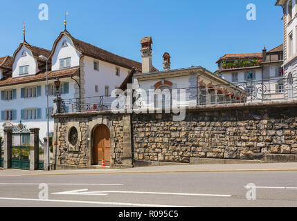 Schwyz, Schweiz - 23. Juni 2018: Gebäude des historischen Teils der Stadt Schwyz Schmiedgasse entlang der Straße. Die Stadt Schwyz ist die Hauptstadt Stockfoto