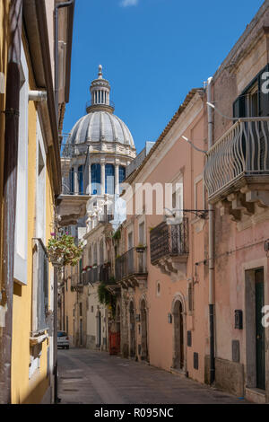 Gasse und Häuser mit Dom Dom hinter, Ragusa, Sizilien Stockfoto