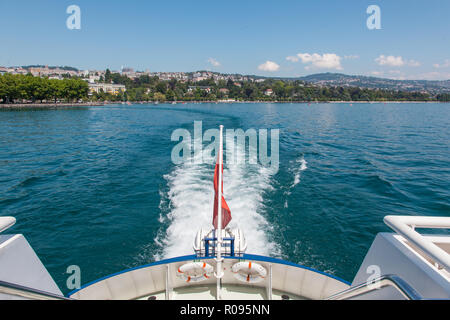 Passagierschiff Hafen verlassen Lausanne Ouchy am Genfer See (Genfer See), in der Schweiz am schönen Sommer sonnigen Tag Stockfoto